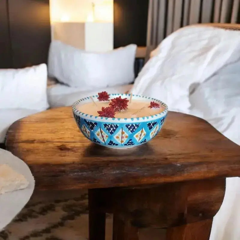 Bougie artisanale ronde en céramique de Nabeul décorée de pétales