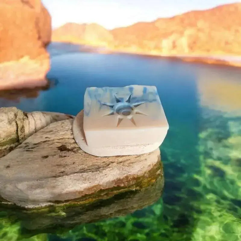 Porte savon naturel en argile, decors de mer d'amerique et falaise.
Un Savon marbrée de bleu et poser sur le porte savon