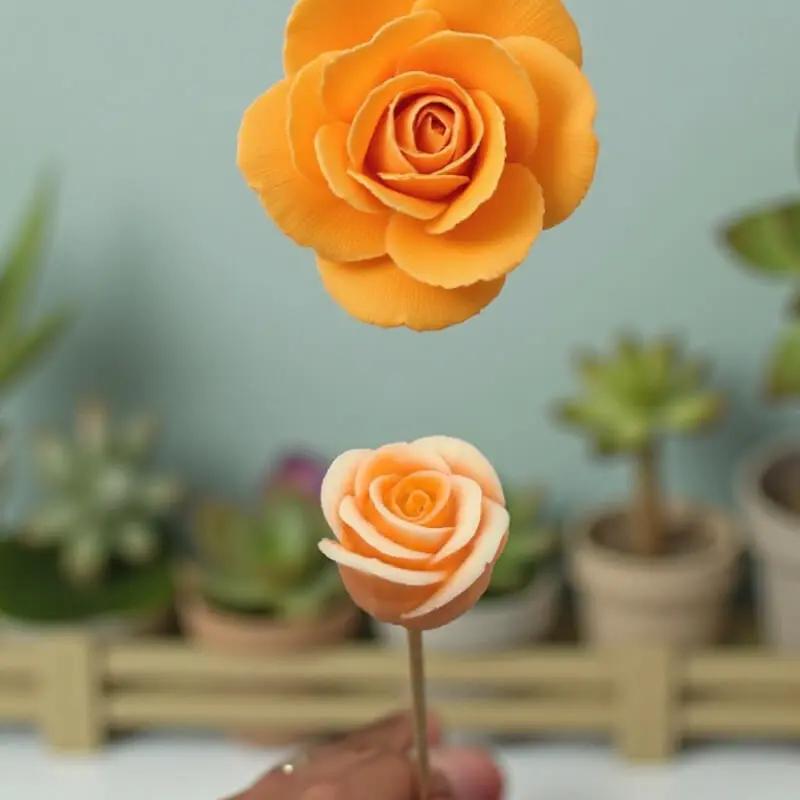 Rose bordée orange en cire artisanale, fleur décorative lumineuse et raffinée sur fond de plantes succulentes – Lulu Baladine