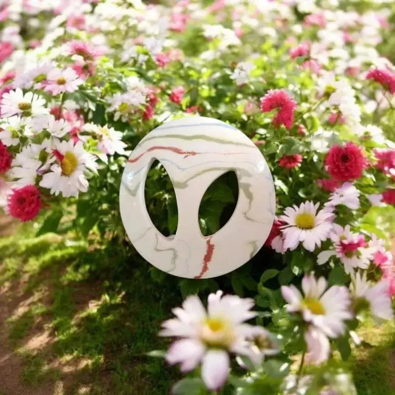 Socle double Artisanal posée sur herbe accompagnée de fleur de marguerite bien fleurie