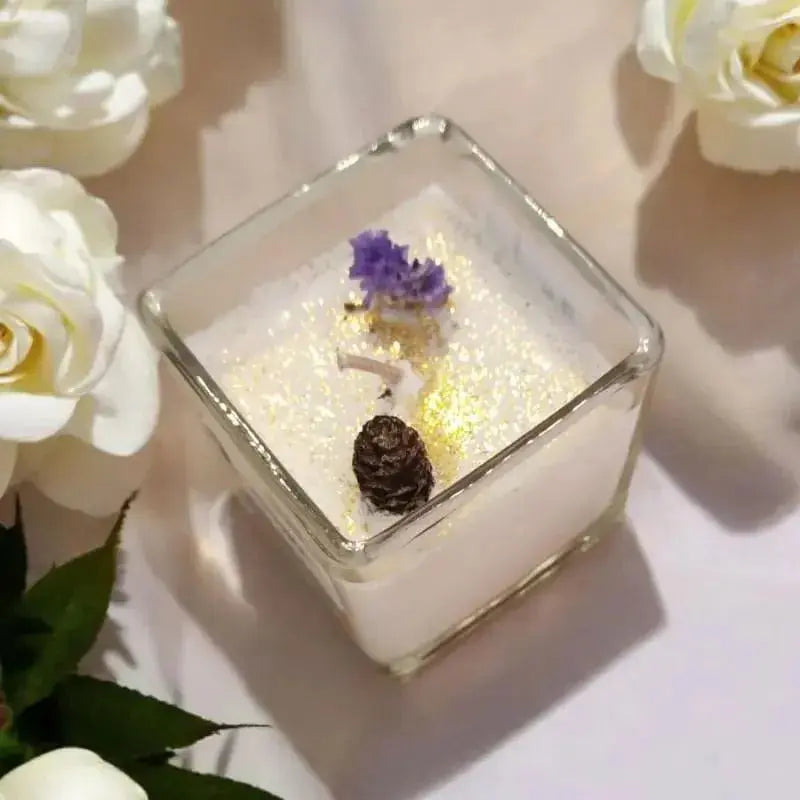 Bougie Carré a la cire de soja naturel, elle est décorer avec des paillette  