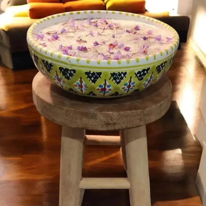 Bougie artisanale ronde en céramique de Nabeul décorée de pétales