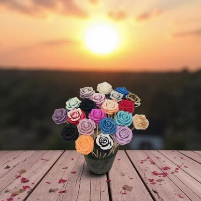 Bouquet de roses moyennes en cire artisanale, fleurs colorées et poétiques dans un vase au coucher du soleil – Lulu Baladine