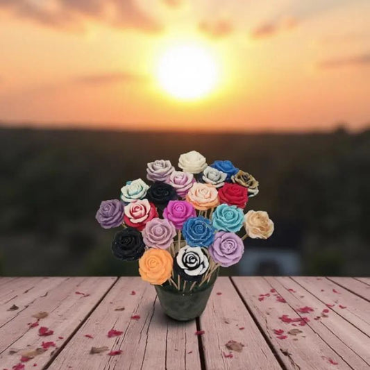 Bouquet de roses moyennes en cire artisanale, fleurs colorées et poétiques dans un vase au coucher du soleil – Lulu Baladine