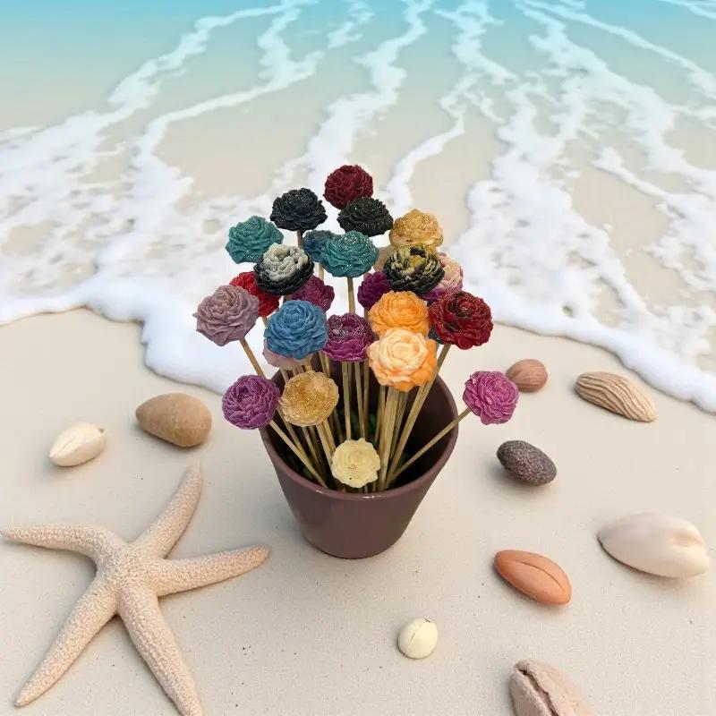 Bouquet de petite pivoine en cire de colza parfumée a l'ylang ylang, option bordée de blanc ou non. le bouquet et poser sur un décore marin avec de l'eau mousseuse et des coquillage marin. 