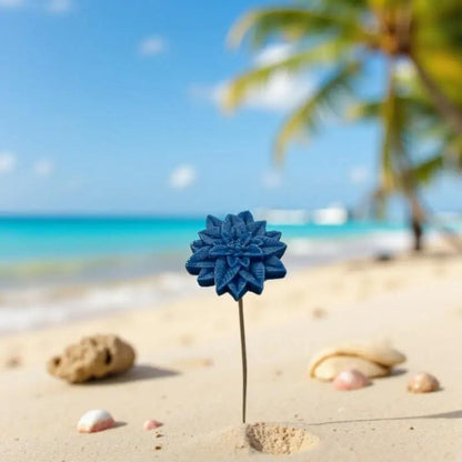 Étoile de Noël bleue en cire artisanale, fleur décorative raffinée sur le sable d’une plage tropicale – Lulu Baladine