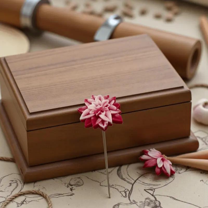 Étoile de Noël rouge et rose en cire artisanale, fleur décorative romantique posée près d’une boîte en bois – Lulu Baladine