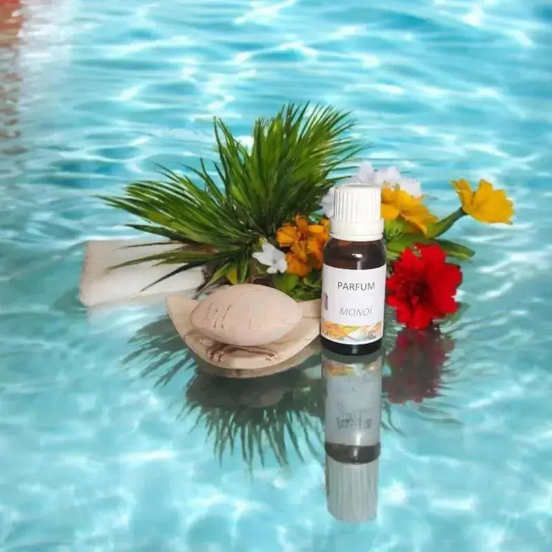 Lulu Baladine extrait de parfum Monoi, fiole ambrée, posé sur l'eau avec une ambiance Méditerranée, fabriqué près de Jonzac
