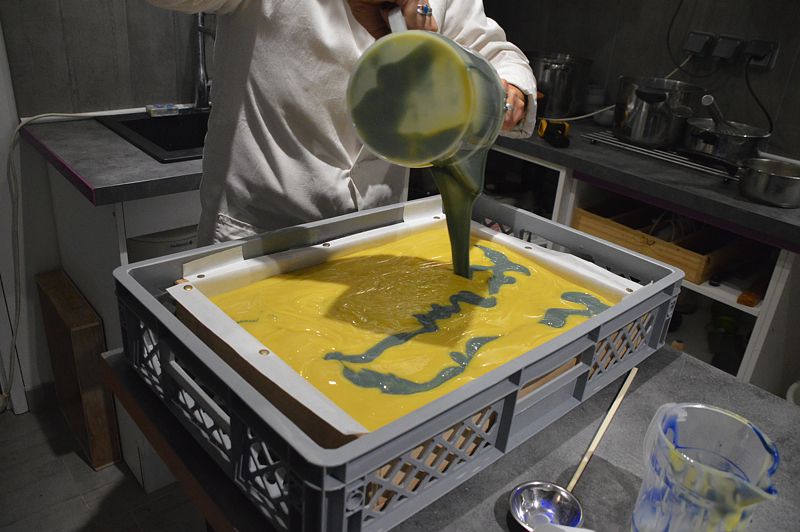 Lulu Baladine et en train de verser du savon dans un bac prevue a cette effet avant d'etre ranger dans un sechoir a savon solide