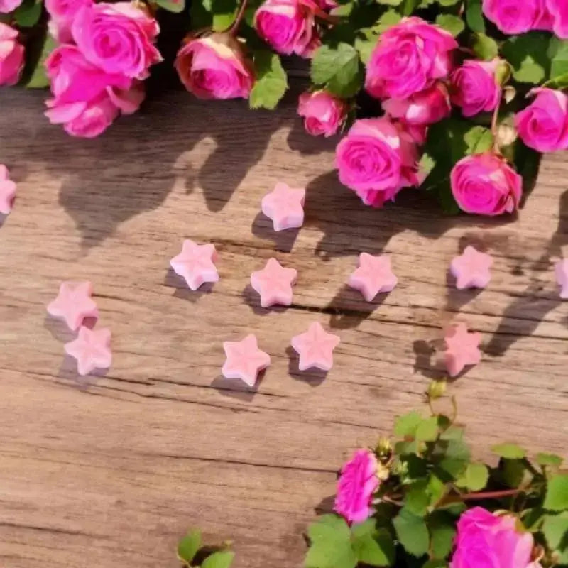Fondant Rose sur une table en bois accompagnée de rose bien fleuries