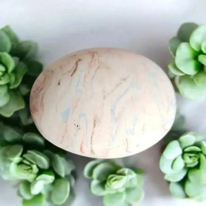 Galet en argil avec different couleur de marbrage bleu, maron; et rouge 