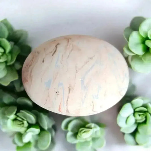 Galet en argil avec different couleur de marbrage bleu, maron; et rouge 