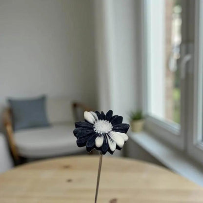 erbera bordée de noir en cire artisanale, fleur design posée dans un intérieur lumineux – Lulu Baladine