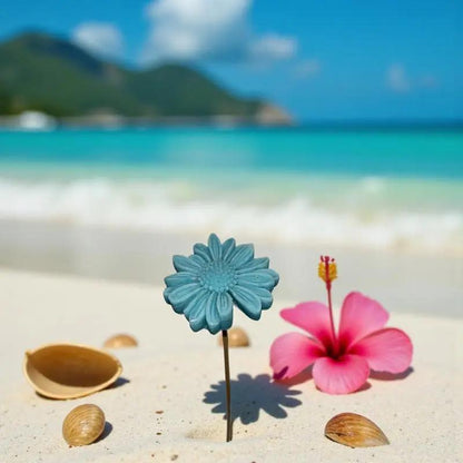 Gerbera turquoise en cire artisanale, fleur décorative artisanale sur plage de sable blanc face à la mer – Lulu Baladine