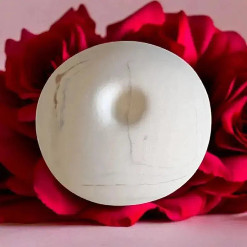 Petit aroma à parfumée poser sur un lit de rose rouge, il est marbrer 