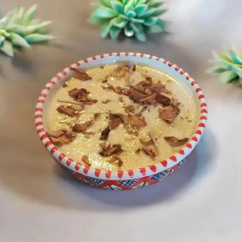 Bougie artisanale ronde en céramique de Nabeul décorée de pétales