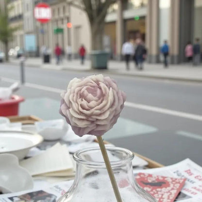 Petite pivoine vieux rose bordée de blanc Lulu Baladine dans un vase en verre sur une table de café en ville.