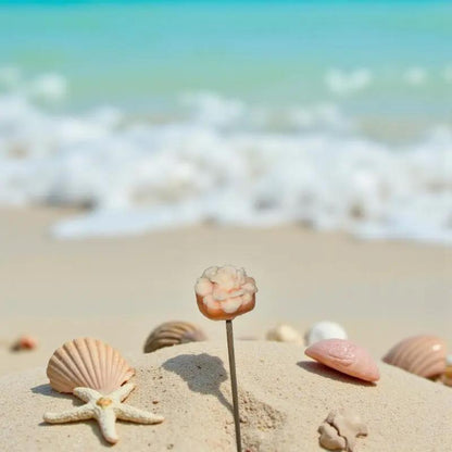 Petite fleur œillet orange bordée de blanc sur fond de mer des île minimaliste et lumineux. - Lulu baladine