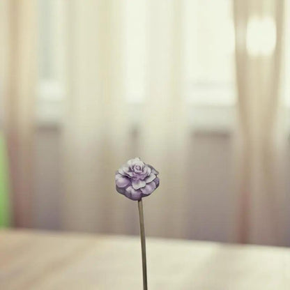 Petite fleur œillet vieux rose délicate dans un intérieur doux et lumineux