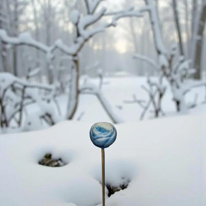 Petite renoncule bordée bleu en cire artisanale, fleur décorative délicate dressée dans la neige – Lulu Baladine