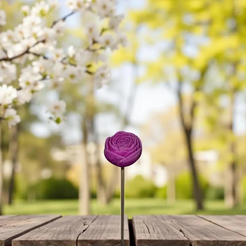 Petite renoncule fushia en cire artisanale, fleur poétique sur une terrasse avec des arbre cerisier fleurie – Lulu Baladine