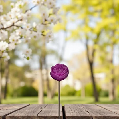 Petite renoncule fushia en cire artisanale, fleur poétique sur une terrasse avec des arbre cerisier fleurie – Lulu Baladine
