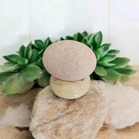 Pierre argile posée sur son socle simple n argil email. 
Le tout est posée sur un pierre avec en fond des plante grace style arbre de jade 