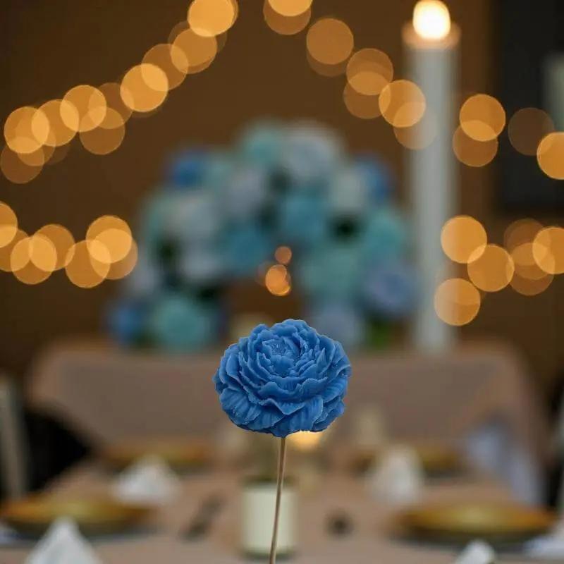 Pivoine bleue en cire artisanale, fleur décorative élégante sur table de fête illuminée – Lulu Baladine