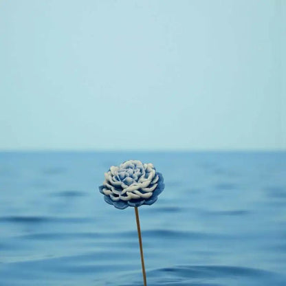 Pivoine bordée de bleu en cire artisanale, fleur décorative flottant sur l’eau, symbole de sérénité – Lulu Baladine