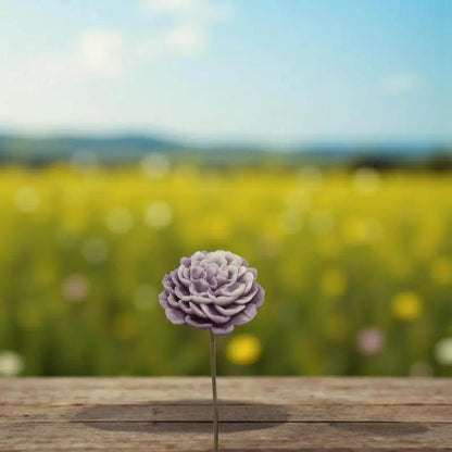 Pivoine bordée de vieux rose en cire artisanale, fleur décorative raffinée posée sur table en bois – Lulu Baladine