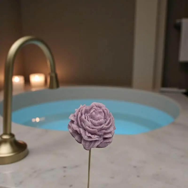 Pivoine vieux rose en cire artisanale, fleur décorative apaisante près d’un bain et de bougies – Lulu Baladine
