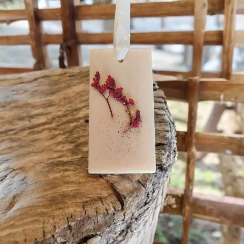 Plaque Parfumé au parfum de votre choix, avec une fleur sèche coulé dans la cire végétal, la plaque est posé sur un rondin de bois 