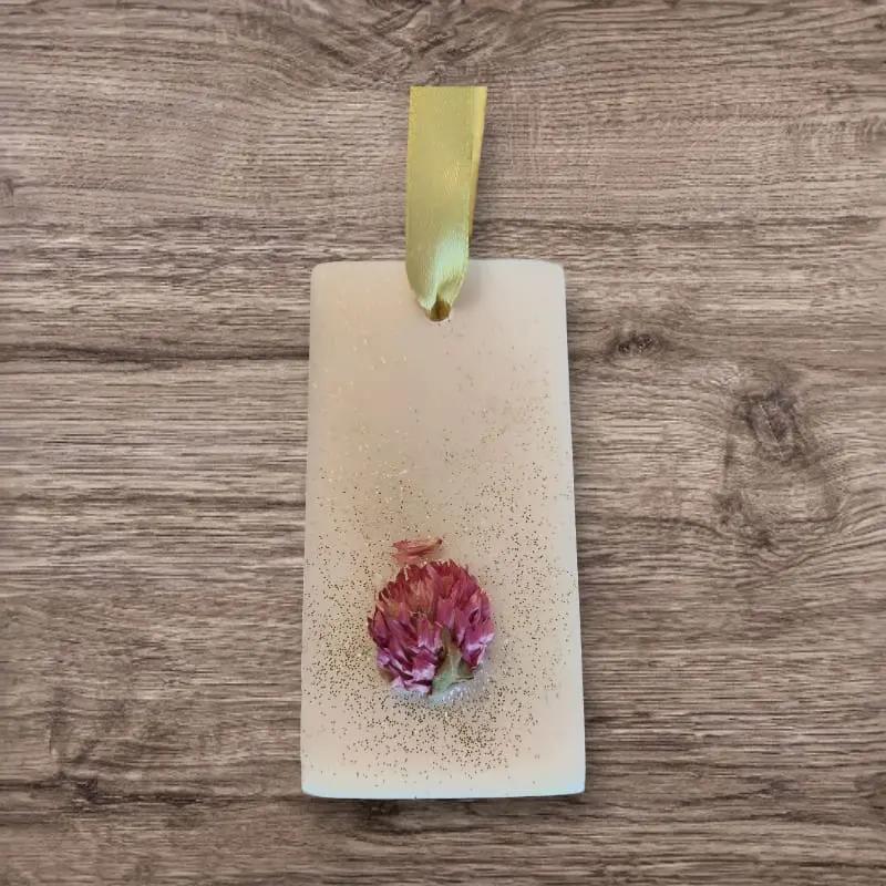 Plaque Parfumé au parfum de votre choix, avec une fleur sèche coulé dans la cire végétal, la plaque est posé sur un rondin de bois 