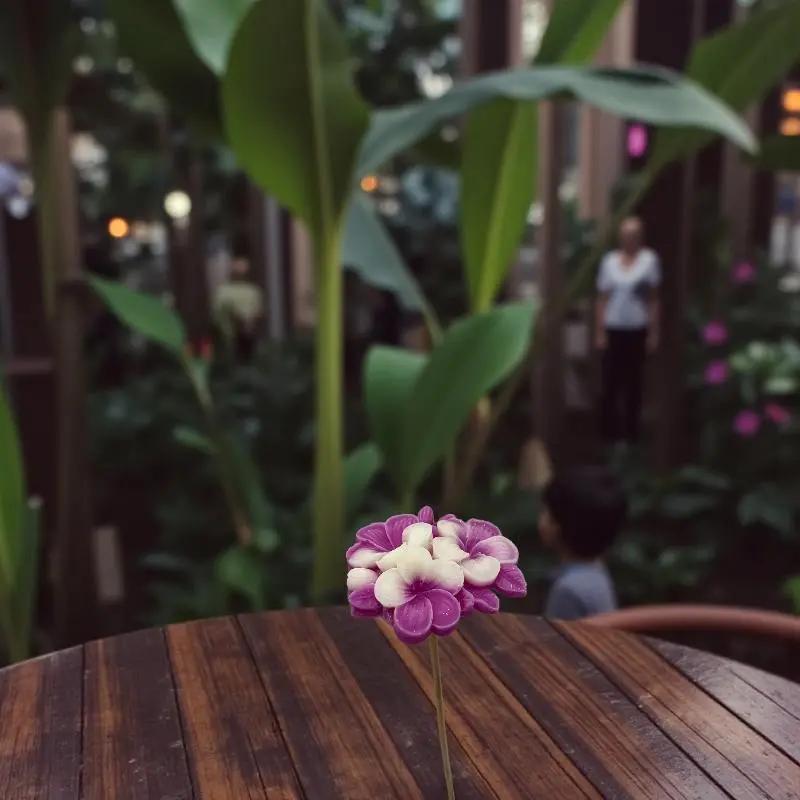 Primevère moyenne bordée fushia en cire artisanale, fleur décorative élégante dans un décor tropical – Lulu Baladine