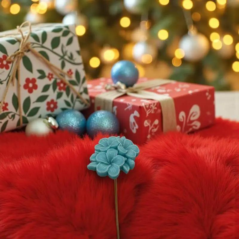 Primevère moyenne turquoise en cire artisanale, fleur décorative douce et festive entourée de cadeaux – Lulu Baladine