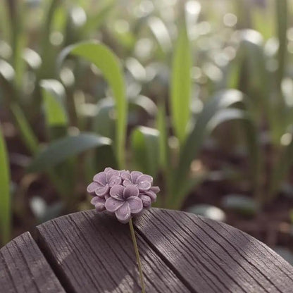 Primevère moyenne vieux rose en cire artisanale, fleur décorative poétique sur fond de jardin printanier – Lulu Baladine