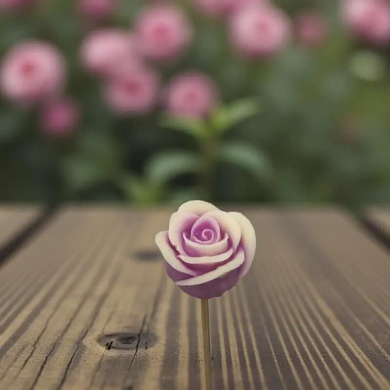 Rose bordée fushia en cire artisanale, fleur décorative raffinée bicolore sur fond de jardin fleuri – Lulu Baladine