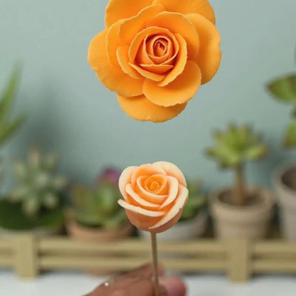 Rose bordée orange en cire artisanale, fleur décorative lumineuse et raffinée sur fond de plantes succulentes – Lulu Baladine