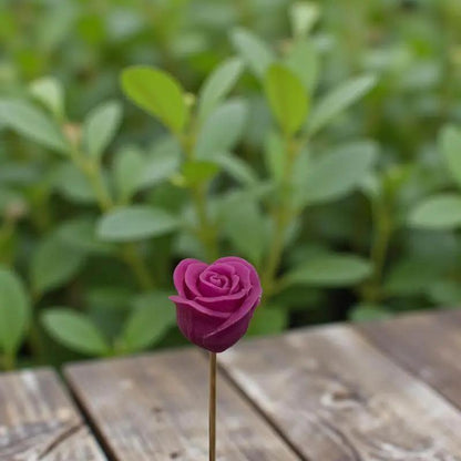 Rose fushia en cire artisanale, fleur décorative éclatante sur fond de verdure – Lulu Baladine