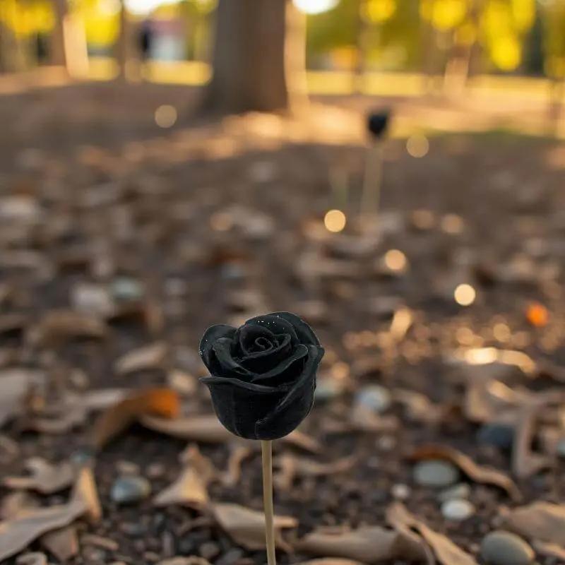 Rose noire en cire artisanale, fleur décorative raffinée et mystérieuse dans un décor automnal – Lulu Baladine