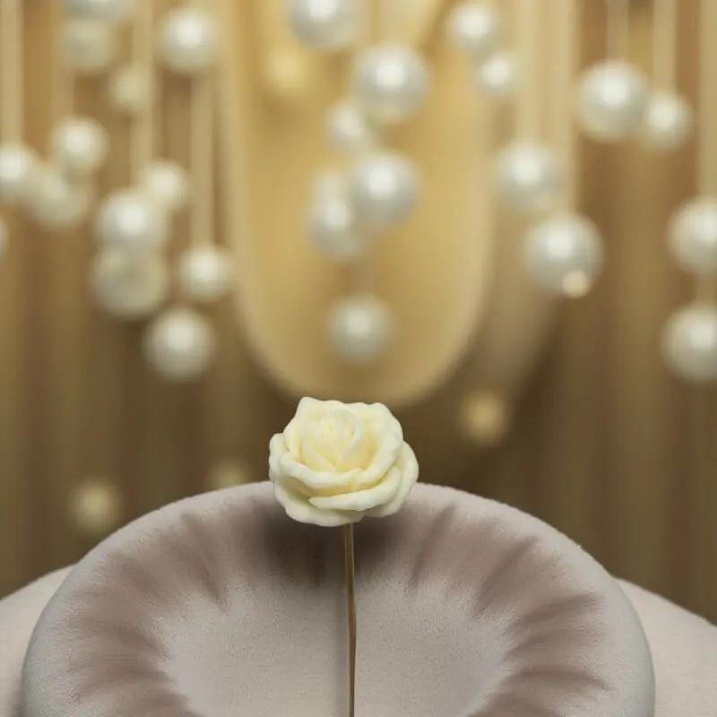 Rose moyenne blanche en cire artisanale, fleur décorative élégante dans une ambiance dorée et lumineuse – Lulu Baladine