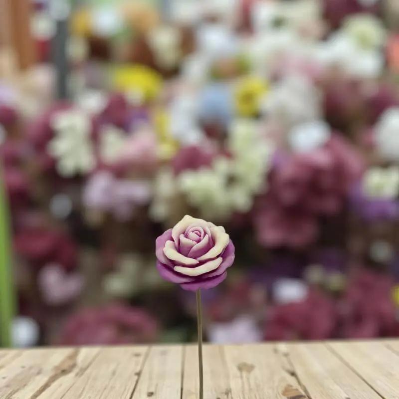 Rose moyenne bordée fushia en cire artisanale, fleur décorative colorée sur fond floral flou – Lulu Baladine