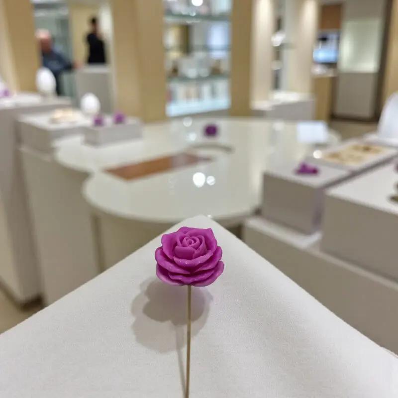 Rose moyenne fushia en cire artisanale, fleur décorative exposée dans un décor contemporain et épuré – Lulu Baladine