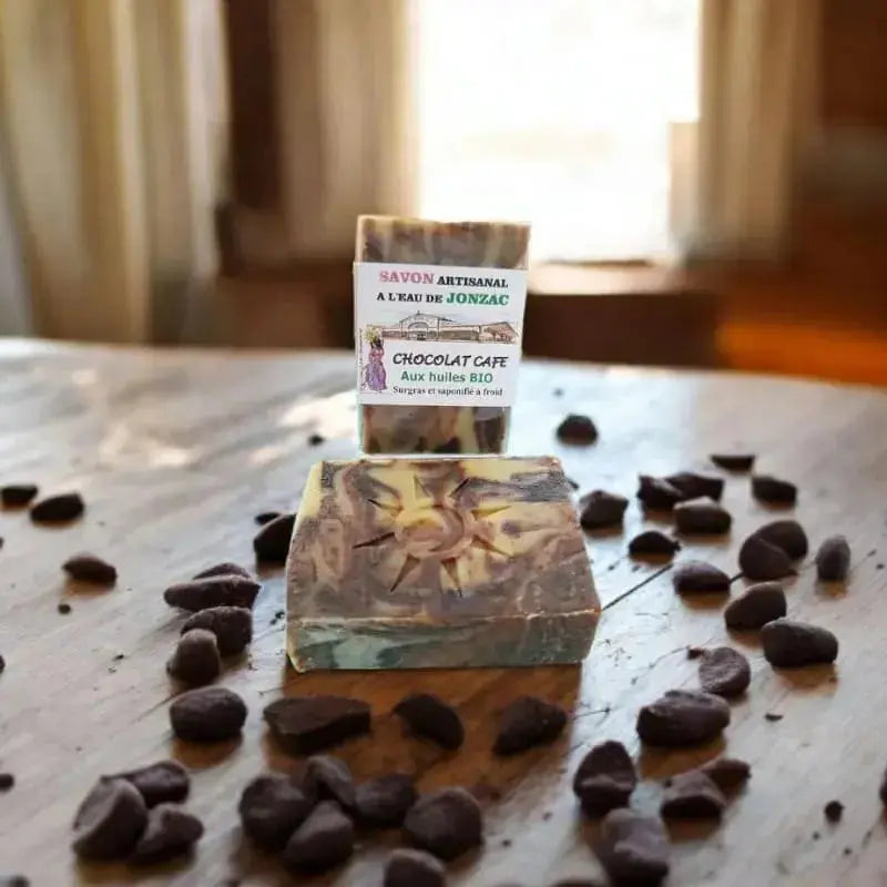 Savon au chcolat avec grain de café poser sur une table 