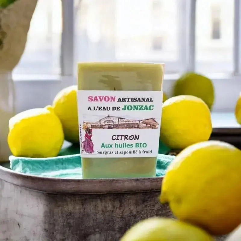 savon artisanal citron saponifié à froid à l’eau de Jonzac entouré de citrons frais