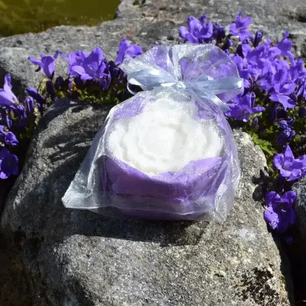 Savon fleur avec sachet organza posée sur un rochet 