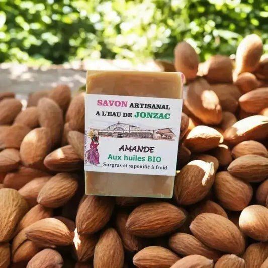 savon artisanal à l'amande saponifié à froid à l’eau de Jonzac posé sur coques d’amandes