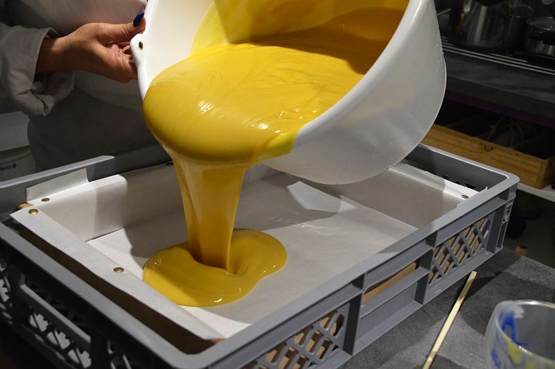 Lulu Baladine et en train de verser du savon dans un bac prevue a cette effet avant d'etre ranger dans un sechoir a savon solide