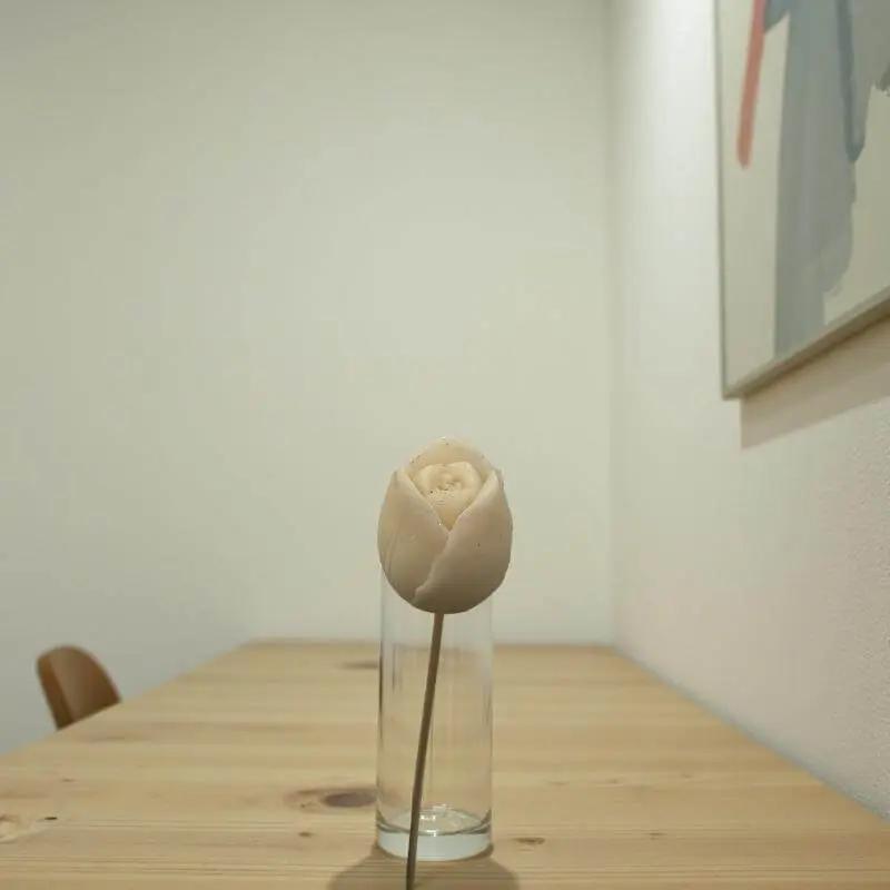 Tulipe blanche en cire artisanale, fleur décorative naturelle posée dans un vase minimaliste – Lulu Baladine