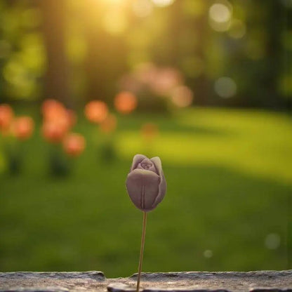 Tulipe bordée de vieux rose en cire artisanale, fleur décorative élégante au coucher du soleil – Lulu Baladine